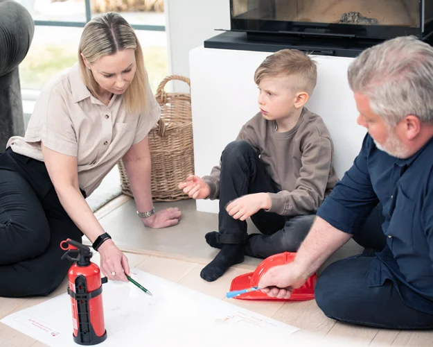 Familjen pratar om brandövning Familjen pratar om brandövning