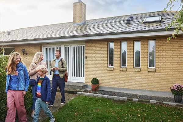 Familj går från huset