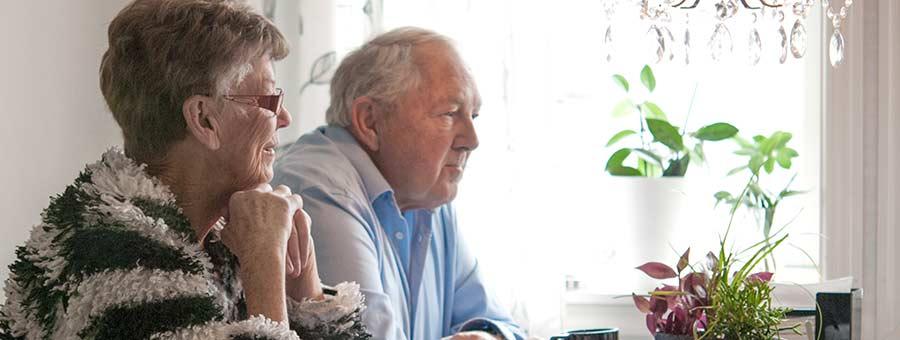 Birgitta och Jan vid köksbordet i nya huset.