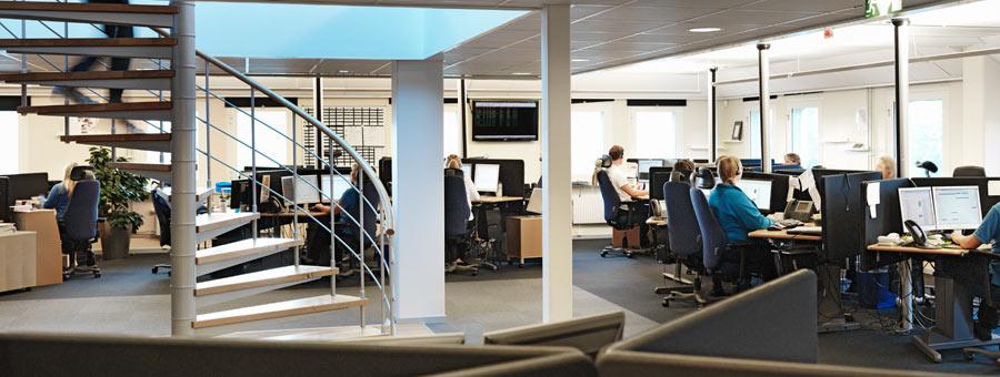 På larmcentralen i Linköping jobbar specialiserade operatörer dygnet runt, året om.